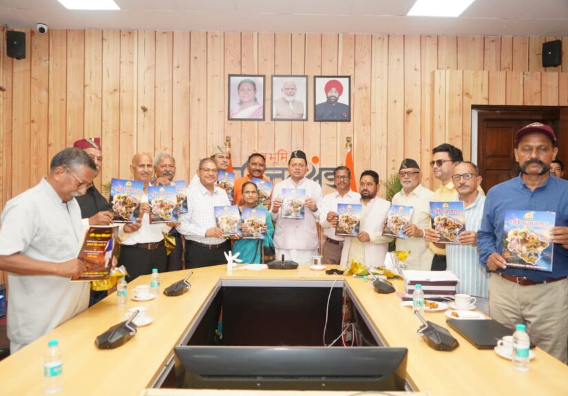 मुख्यमंत्री पुष्कर सिंह धामी उत्तराखंड क्षत्रिय कल्याण समिति की वेबसाइट और क्षत्रिय जागरण स्मारिका का विमोचन करते हुए