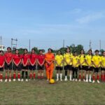 गुरु द्रोणा पब्लिक स्कूल में अंतर सदन फुटबॉल प्रतियोगिता के दौरान खेलते विद्यार्थी