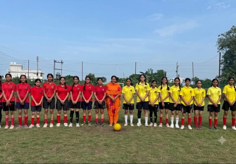 गुरु द्रोणा पब्लिक स्कूल में अंतर सदन फुटबॉल प्रतियोगिता के दौरान खेलते विद्यार्थी
