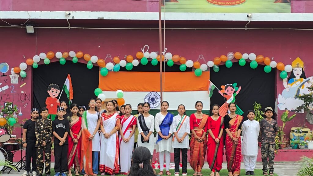 गुरु द्रोणा पब्लिक स्कूल हल्द्वानी में स्वतंत्रता दिवस समारोह के दौरान ध्वजारोहण और सांस्कृतिक कार्यक्रम प्रस्तुत करते विद्यार्थी