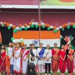 गुरु द्रोणा पब्लिक स्कूल हल्द्वानी में स्वतंत्रता दिवस समारोह के दौरान ध्वजारोहण और सांस्कृतिक कार्यक्रम प्रस्तुत करते विद्यार्थी