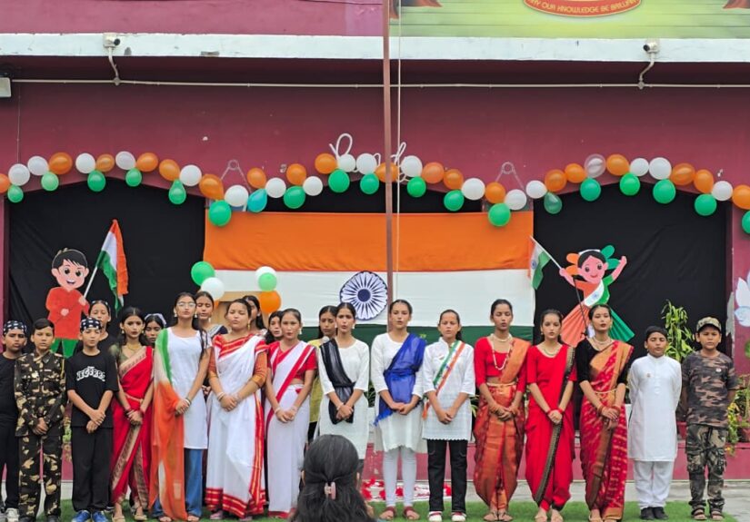 गुरु द्रोणा पब्लिक स्कूल हल्द्वानी में स्वतंत्रता दिवस समारोह के दौरान ध्वजारोहण और सांस्कृतिक कार्यक्रम प्रस्तुत करते विद्यार्थी