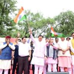 हर घर तिरंगा यात्रा में मुख्यमंत्री पुष्कर सिंह धामी गांधी पार्क से घंटाघर तक तिरंगा यात्रा में शामिल होते हुए