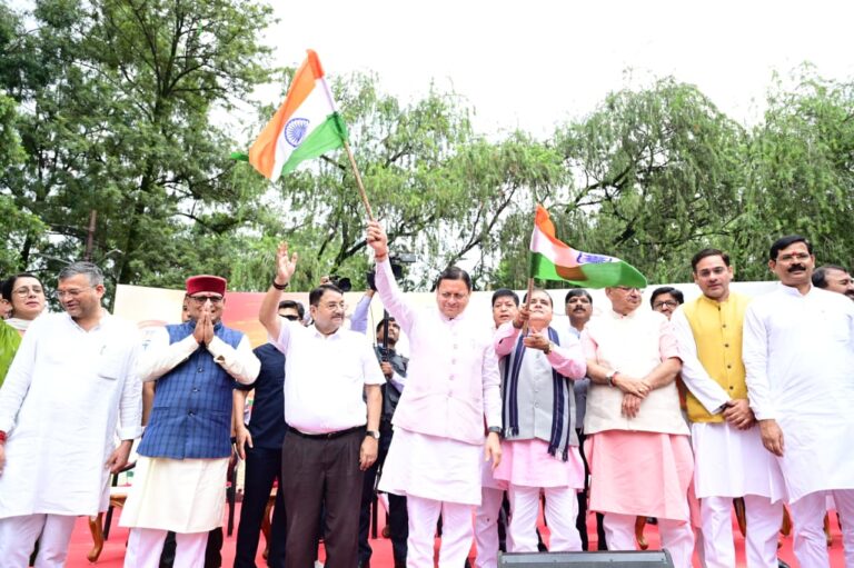 हर घर तिरंगा यात्रा में मुख्यमंत्री पुष्कर सिंह धामी गांधी पार्क से घंटाघर तक तिरंगा यात्रा में शामिल होते हुए