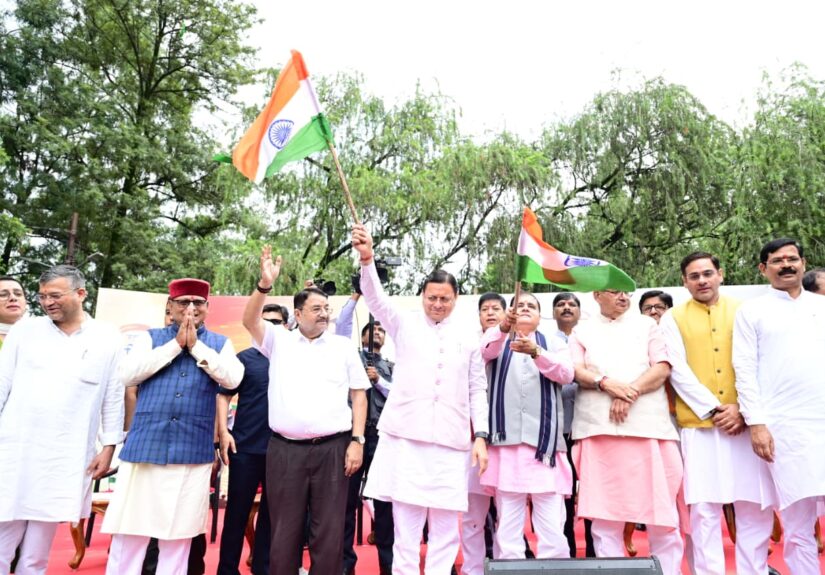 हर घर तिरंगा यात्रा में मुख्यमंत्री पुष्कर सिंह धामी गांधी पार्क से घंटाघर तक तिरंगा यात्रा में शामिल होते हुए
