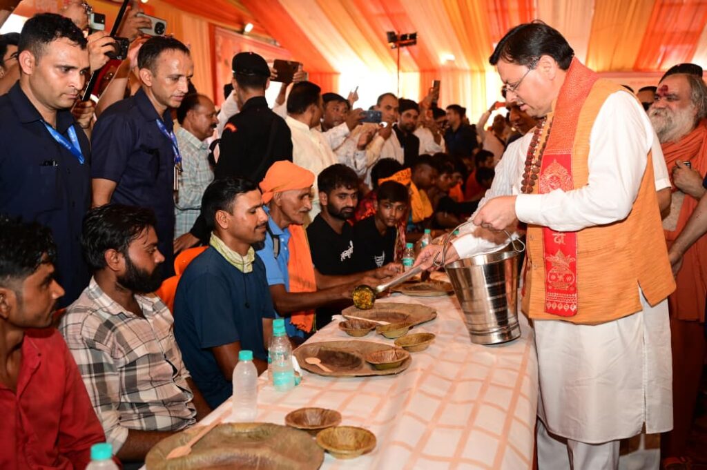हरिद्वार में मुख्यमंत्री पुष्कर सिंह धामी शिवभक्त कांवड़ियों का चरण प्रक्षालन कर सम्मान करते हुए