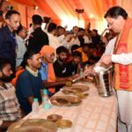 हरिद्वार में मुख्यमंत्री पुष्कर सिंह धामी शिवभक्त कांवड़ियों का चरण प्रक्षालन कर सम्मान करते हुए