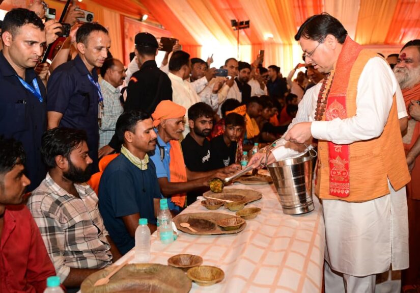 हरिद्वार में मुख्यमंत्री पुष्कर सिंह धामी शिवभक्त कांवड़ियों का चरण प्रक्षालन कर सम्मान करते हुए