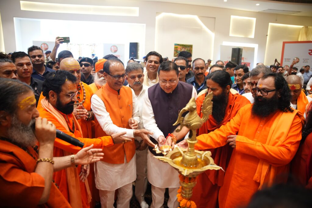 हरिद्वार संत समागम में केंद्रीय मंत्री शिवराज सिंह चौहान और मुख्यमंत्री पुष्कर सिंह धामी