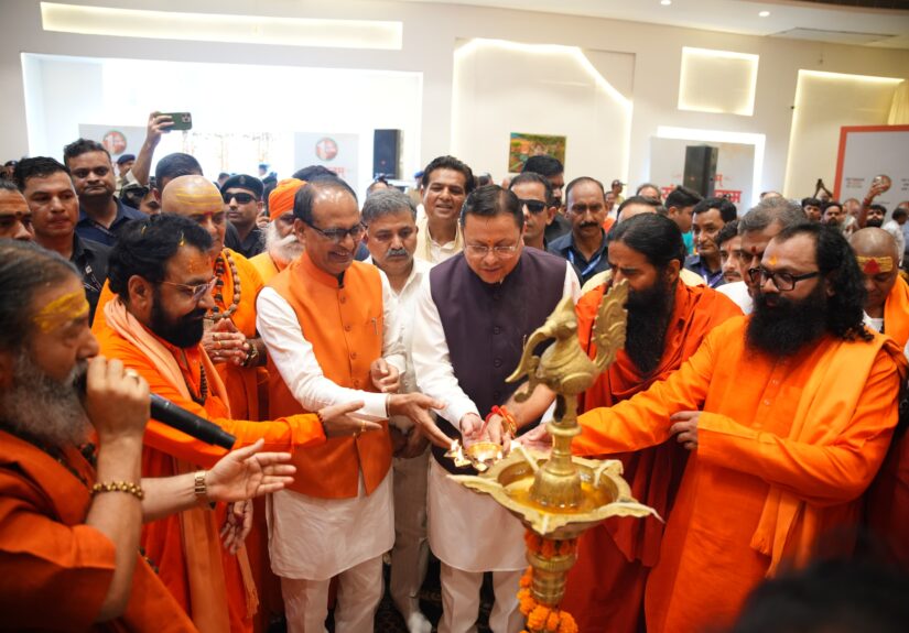 हरिद्वार संत समागम में केंद्रीय मंत्री शिवराज सिंह चौहान और मुख्यमंत्री पुष्कर सिंह धामी