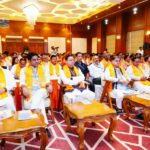 मुख्यमंत्री पुष्कर सिंह धामी देहरादून के कुंवावाला में प्रधानमंत्री नरेंद्र मोदी के मन की बात कार्यक्रम का 137वां संस्करण सुनते हुए