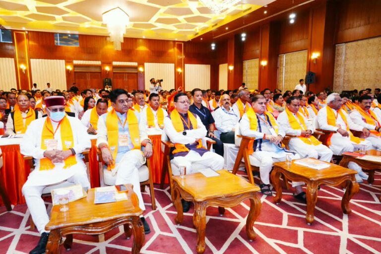 मुख्यमंत्री पुष्कर सिंह धामी देहरादून के कुंवावाला में प्रधानमंत्री नरेंद्र मोदी के मन की बात कार्यक्रम का 137वां संस्करण सुनते हुए