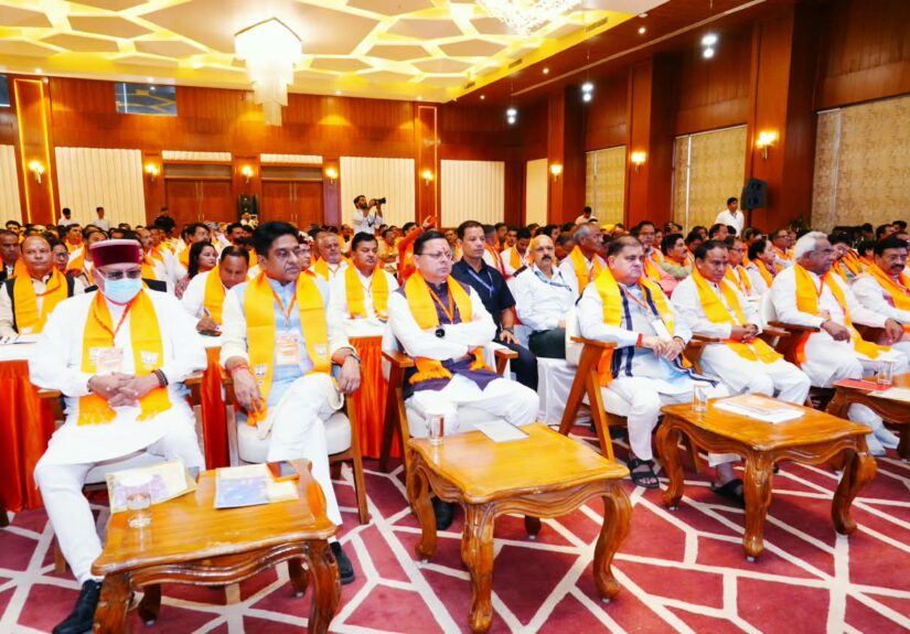 मुख्यमंत्री पुष्कर सिंह धामी देहरादून के कुंवावाला में प्रधानमंत्री नरेंद्र मोदी के मन की बात कार्यक्रम का 137वां संस्करण सुनते हुए
