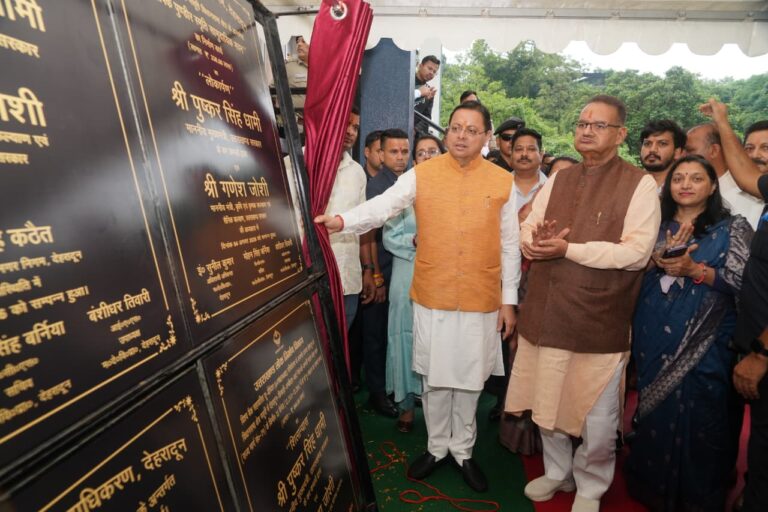मुख्यमंत्री पुष्कर सिंह धामी मसूरी विधानसभा के पुरुकुल में 17.80 करोड़ की विकास योजनाओं का लोकार्पण और शिलान्यास करते हुए
