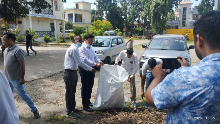 नैनीताल जिले में विशेष स्वच्छता अभियान के पहले दिन कूड़ा एकत्रित करते कर्मचारी और स्थानीय लोग
