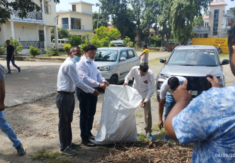 नैनीताल जिले में विशेष स्वच्छता अभियान के पहले दिन कूड़ा एकत्रित करते कर्मचारी और स्थानीय लोग