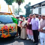 मुख्यमंत्री पुष्कर सिंह धामी मुख्यमंत्री उद्यमशाला चौपाल 2026 में लखपति दीदियों और महिला उद्यमियों को सम्मानित करते हुए