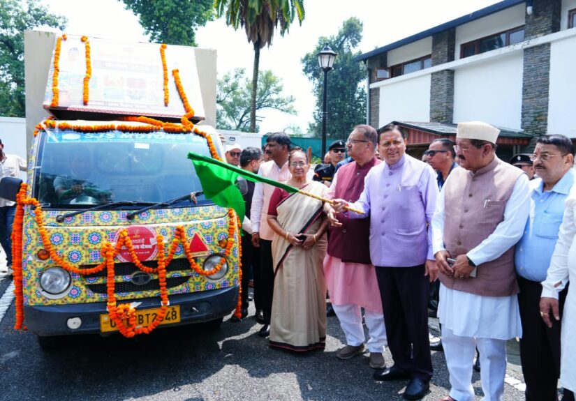 मुख्यमंत्री पुष्कर सिंह धामी मुख्यमंत्री उद्यमशाला चौपाल 2026 में लखपति दीदियों और महिला उद्यमियों को सम्मानित करते हुए