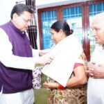 स्वतंत्रता दिवस की पूर्व संध्या पर शहीद अमित कुमार अणथ्वाल के परिजनों से मुलाकात करते मुख्यमंत्री पुष्कर सिंह धामी