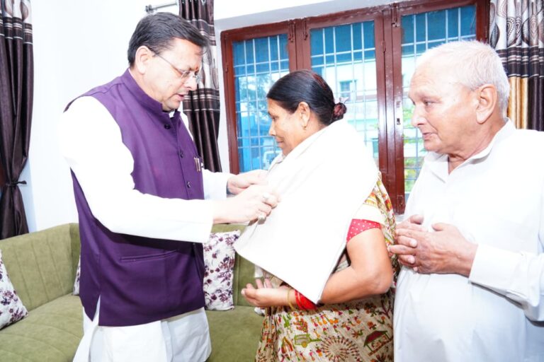 स्वतंत्रता दिवस की पूर्व संध्या पर शहीद अमित कुमार अणथ्वाल के परिजनों से मुलाकात करते मुख्यमंत्री पुष्कर सिंह धामी