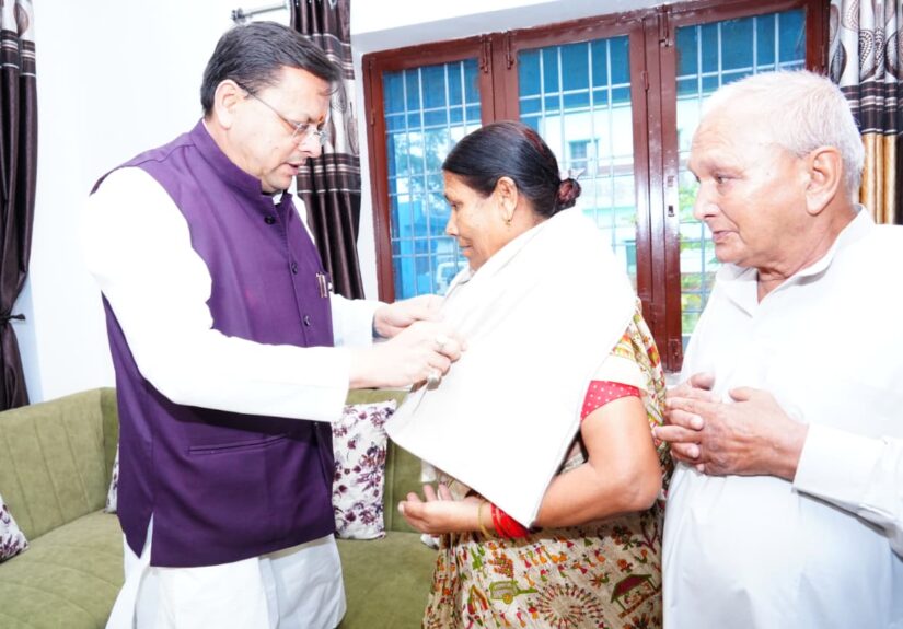 स्वतंत्रता दिवस की पूर्व संध्या पर शहीद अमित कुमार अणथ्वाल के परिजनों से मुलाकात करते मुख्यमंत्री पुष्कर सिंह धामी