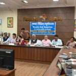 भीमताल विकास भवन में आयोजित आपदा जोखिम न्यूनीकरण कार्यशाला को संबोधित करते आपदा प्रबंधन मंत्री मदन कौशिक।