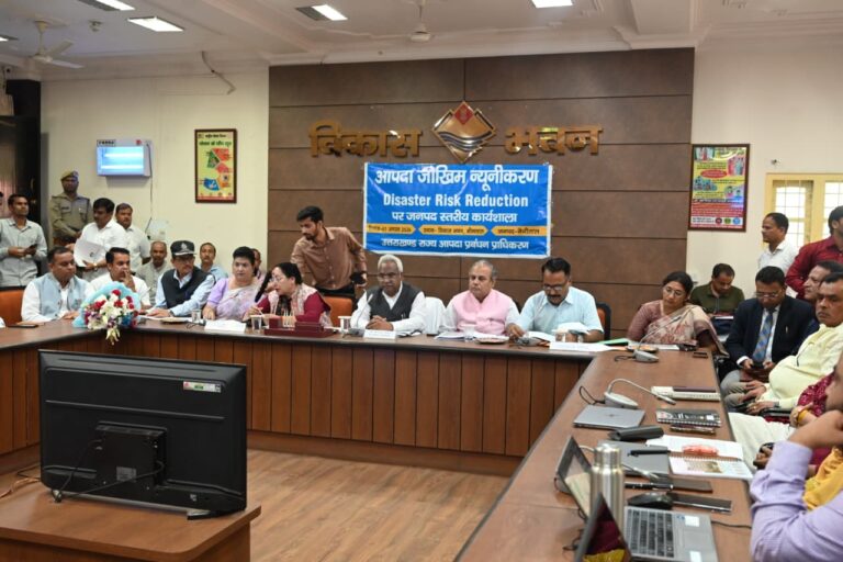 भीमताल विकास भवन में आयोजित आपदा जोखिम न्यूनीकरण कार्यशाला को संबोधित करते आपदा प्रबंधन मंत्री मदन कौशिक।