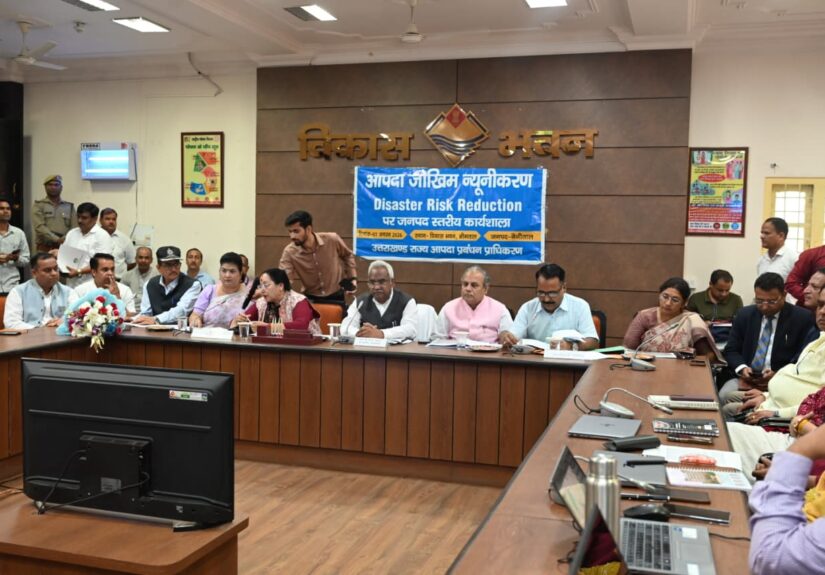 भीमताल विकास भवन में आयोजित आपदा जोखिम न्यूनीकरण कार्यशाला को संबोधित करते आपदा प्रबंधन मंत्री मदन कौशिक।