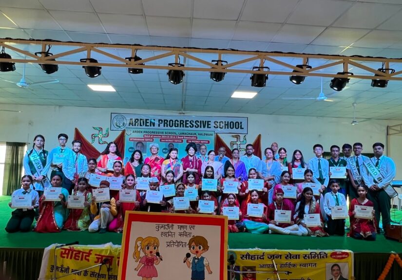 आर्डन प्रोग्रेसिव स्कूल लामाचौड़ में आयोजित कुमाऊँनी भाषण एवं स्वरचित कविता प्रतियोगिता में प्रस्तुति देते विद्यार्थी
