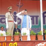 स्वतंत्रता दिवस 2026 पर देहरादून के परेड ग्राउंड में ध्वजारोहण करते उत्तराखंड के मुख्यमंत्री पुष्कर सिंह धामी