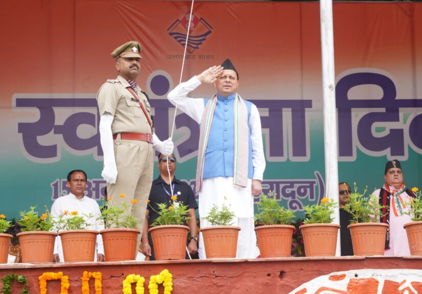 स्वतंत्रता दिवस 2026 पर देहरादून के परेड ग्राउंड में ध्वजारोहण करते उत्तराखंड के मुख्यमंत्री पुष्कर सिंह धामी