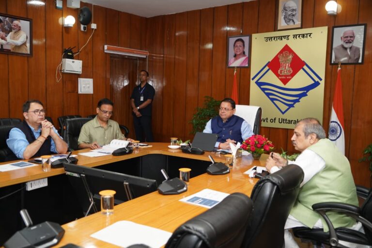 सचिवालय में जल जीवन मिशन की समीक्षा बैठक करते मुख्यमंत्री पुष्कर सिंह धामी