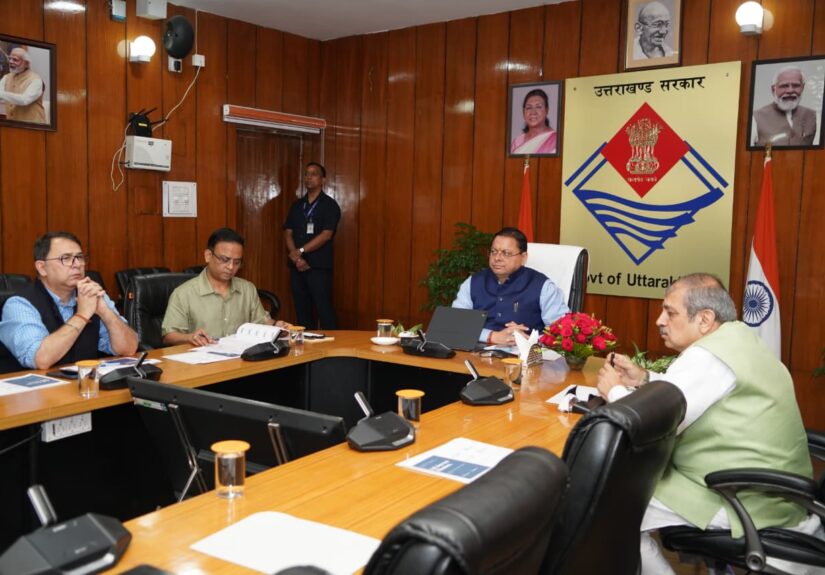 सचिवालय में जल जीवन मिशन की समीक्षा बैठक करते मुख्यमंत्री पुष्कर सिंह धामी
