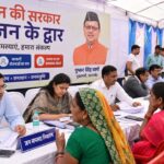 उत्तराखंड में जन-जन की सरकार जन-जन के द्वार अभियान के शिविर में लोगों की समस्याएं सुनते अधिकारी और जनप्रतिनिधि