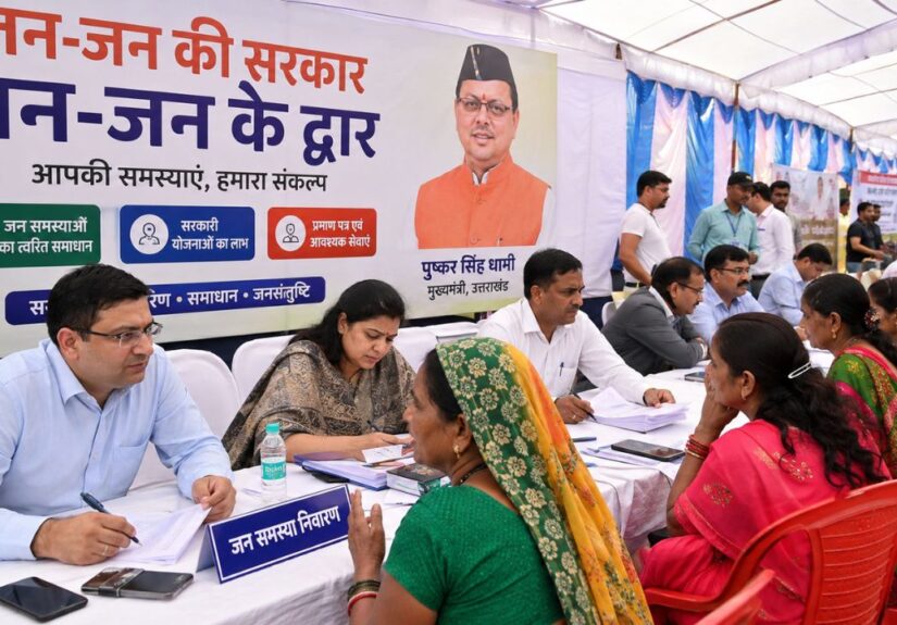 उत्तराखंड में जन-जन की सरकार जन-जन के द्वार अभियान के शिविर में लोगों की समस्याएं सुनते अधिकारी और जनप्रतिनिधि