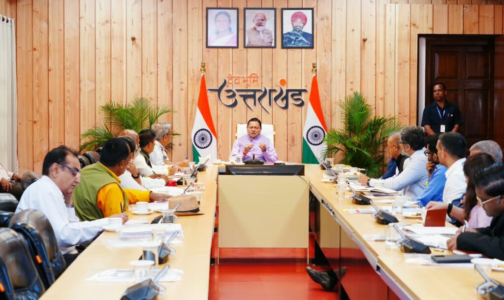 मुख्यमंत्री पुष्कर सिंह धामी ग्राम्य विकास एवं पलायन निवारण आयोग की बैठक में रिवर्स पलायन पर अधिकारियों को निर्देश देते हुए