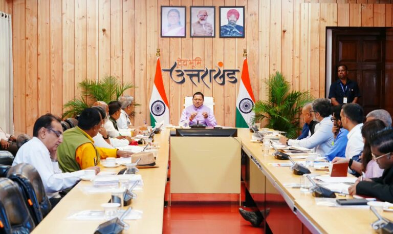 मुख्यमंत्री पुष्कर सिंह धामी ग्राम्य विकास एवं पलायन निवारण आयोग की बैठक में रिवर्स पलायन पर अधिकारियों को निर्देश देते हुए