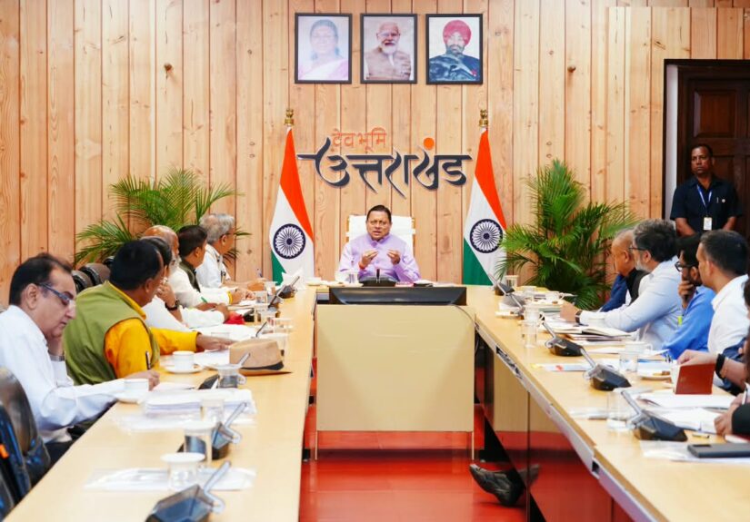 मुख्यमंत्री पुष्कर सिंह धामी ग्राम्य विकास एवं पलायन निवारण आयोग की बैठक में रिवर्स पलायन पर अधिकारियों को निर्देश देते हुए