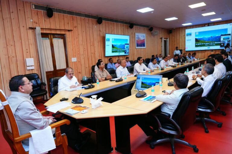 मुख्यमंत्री पुष्कर सिंह धामी उत्तराखंड की रोपवे परियोजनाओं की समीक्षा करते हुए