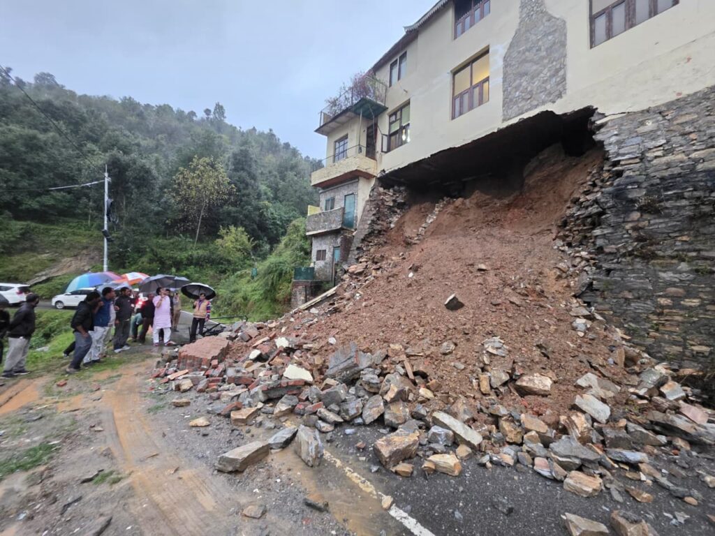 भीमताल विधानसभा क्षेत्र के आपदा प्रभावित गांवों का निरीक्षण करते उत्तराखंड के कैबिनेट मंत्री राम सिंह कैड़ा।