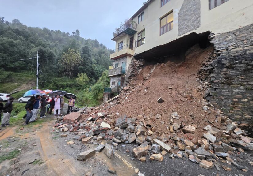 भीमताल विधानसभा क्षेत्र के आपदा प्रभावित गांवों का निरीक्षण करते उत्तराखंड के कैबिनेट मंत्री राम सिंह कैड़ा।