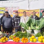 चम्पावत के युवा किसान विनोद सिंह आधुनिक पॉलीहाउस और जैविक खेती के साथ 40 नाली भूमि पर कर रहे खेती