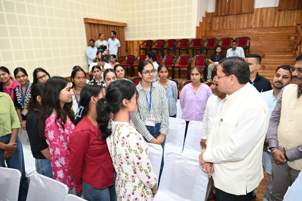 मुख्यमंत्री पुष्कर सिंह धामी मुख्यमंत्री युवा भविष्य निर्माण योजना के शुभारंभ कार्यक्रम में छात्र-छात्राओं से संवाद करते हुए