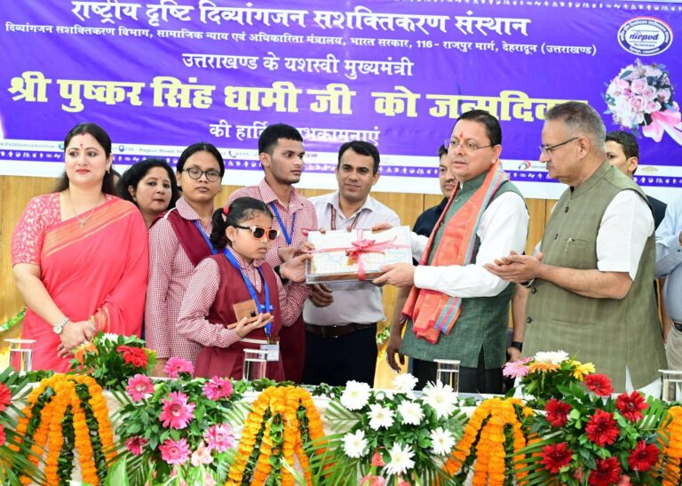 मुख्यमंत्री पुष्कर सिंह धामी ने देहरादून में दृष्टि दिव्यांग बच्चों के साथ मनाया जन्मदिन