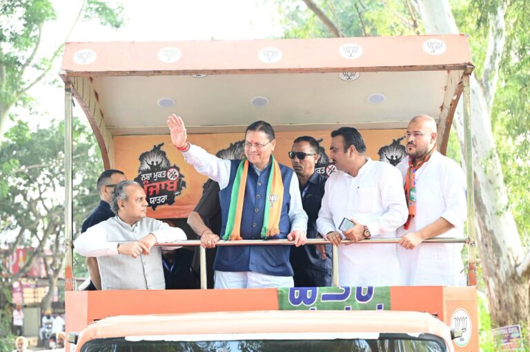 पंजाब के होशियारपुर जिले के मुकेरियां में नशा मुक्त पंजाब यात्रा के दौरान रोड शो में शामिल उत्तराखंड के मुख्यमंत्री पुष्कर सिंह धामी।
