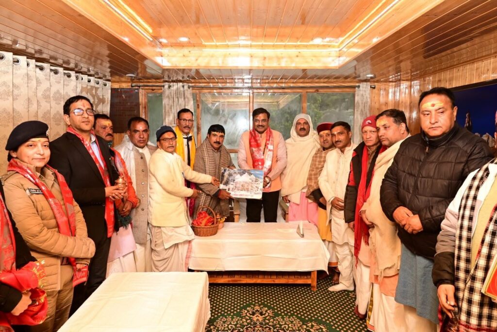 उत्तराखंड के मुख्य सचिव आनंद बर्द्धन गंगोत्री धाम में मां गंगा के दर्शन और चारधाम यात्रा की व्यवस्थाओं की समीक्षा करते हुए।