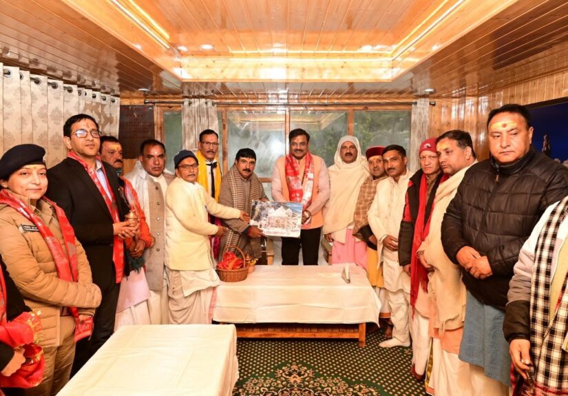 उत्तराखंड के मुख्य सचिव आनंद बर्द्धन गंगोत्री धाम में मां गंगा के दर्शन और चारधाम यात्रा की व्यवस्थाओं की समीक्षा करते हुए।