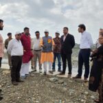 सांसद अजय भट्ट हल्द्वानी के गौलापार अंतरराष्ट्रीय स्पोर्ट्स कॉम्प्लेक्स में बाढ़ सुरक्षा कार्यों का स्थलीय निरीक्षण करते हुए।