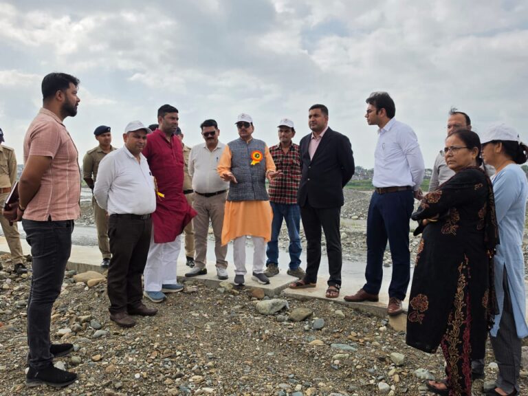 सांसद अजय भट्ट हल्द्वानी के गौलापार अंतरराष्ट्रीय स्पोर्ट्स कॉम्प्लेक्स में बाढ़ सुरक्षा कार्यों का स्थलीय निरीक्षण करते हुए।