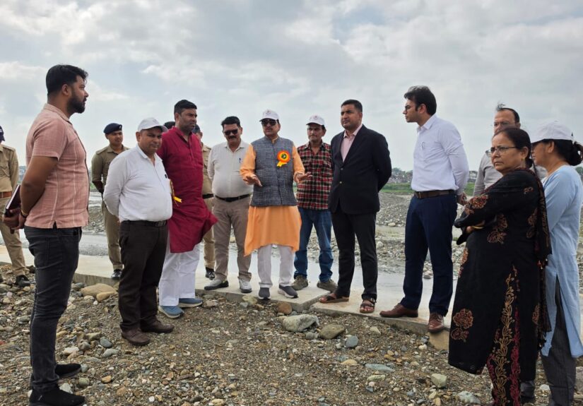 सांसद अजय भट्ट हल्द्वानी के गौलापार अंतरराष्ट्रीय स्पोर्ट्स कॉम्प्लेक्स में बाढ़ सुरक्षा कार्यों का स्थलीय निरीक्षण करते हुए।